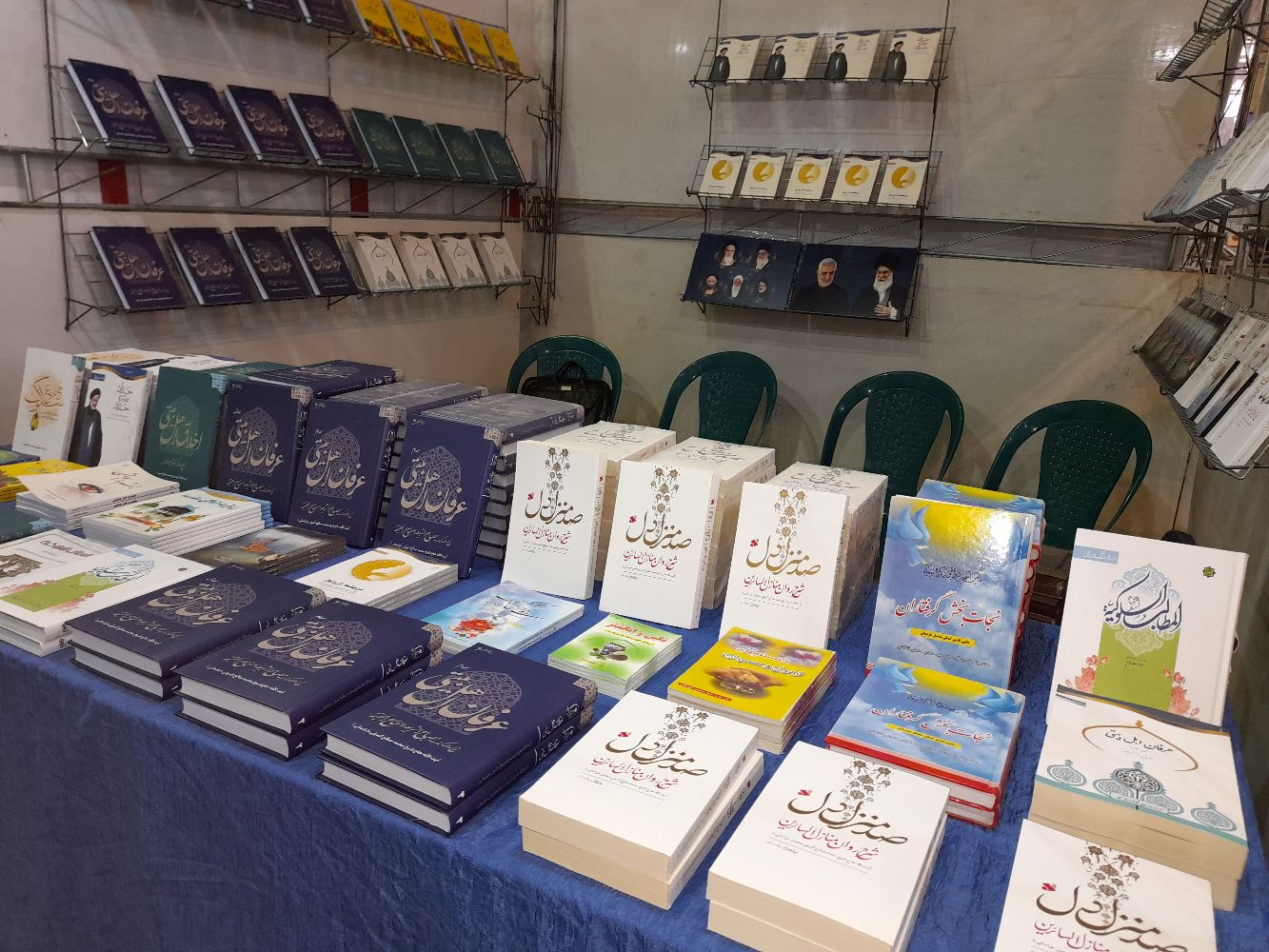 نشر انوار توحید در ششمین نمایشگاه کتاب دین قم